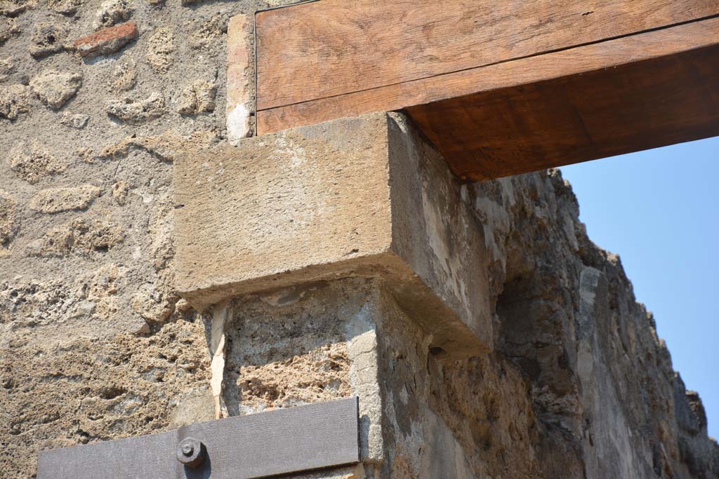 IX.8.b Pompeii. July 2017. Detail from upper north side of doorway.
Foto Annette Haug, ERC Grant 681269 DÉCOR.