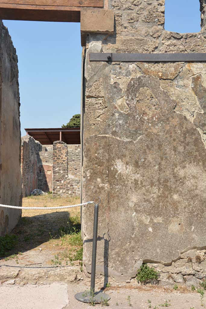 IX.8.b Pompeii. July 2017. South side of entrance doorway.
Foto Annette Haug, ERC Grant 681269 DÉCOR.