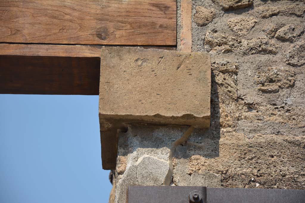 IX.8.b Pompeii. July 2017. Square capital from upper doorway on south side.
Foto Annette Haug, ERC Grant 681269 DÉCOR.