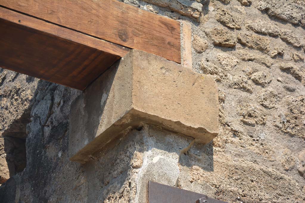 IX.8.b Pompeii. July 2017. Detail from upper south side of doorway.
Foto Annette Haug, ERC Grant 681269 DÉCOR.