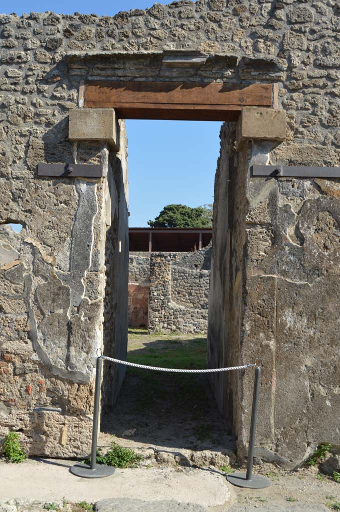 IX.8.b Pompeii. October 2017. Looking east through entrance doorway.
Foto Taylor Lauritsen, ERC Grant 681269 DÉCOR.