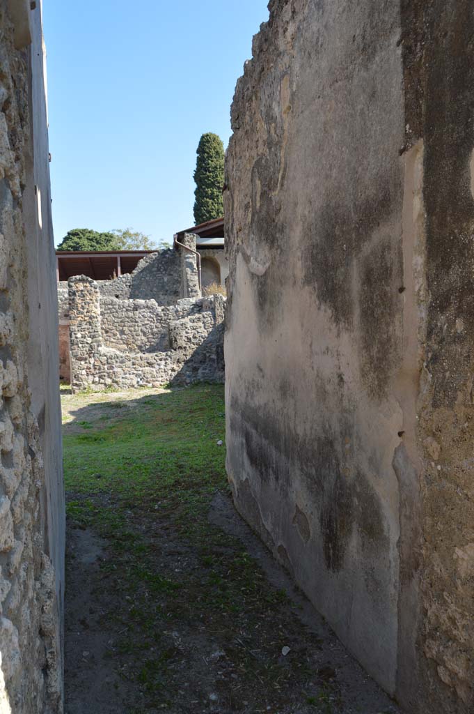 IX.8.b Pompeii. October 2017. South side of entrance corridor/fauces, looking east.
Foto Taylor Lauritsen, ERC Grant 681269 DÉCOR.
