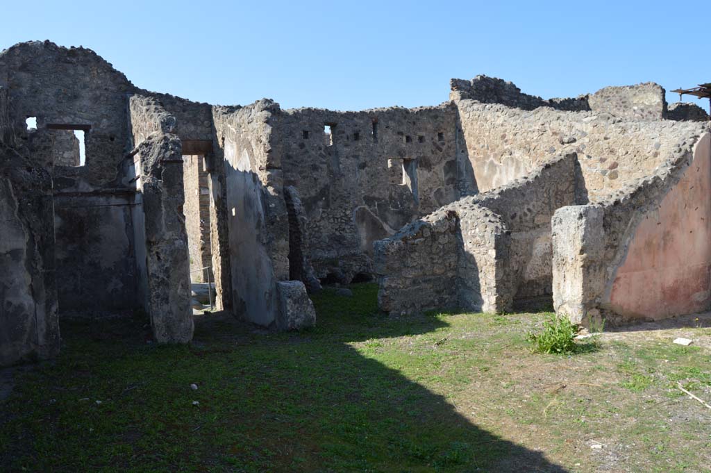 IX.8.b Pompeii. October 2017. Looking across towards north-west corner of atrium, with a sunny entrance corridor, centre left.
Foto Taylor Lauritsen, ERC Grant 681269 DÉCOR.