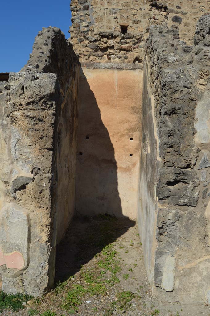 IX.8.b Pompeii. October 2017.
Looking north into small room or cupboard in north-east corner of atrium.
Foto Taylor Lauritsen, ERC Grant 681269 DÉCOR.