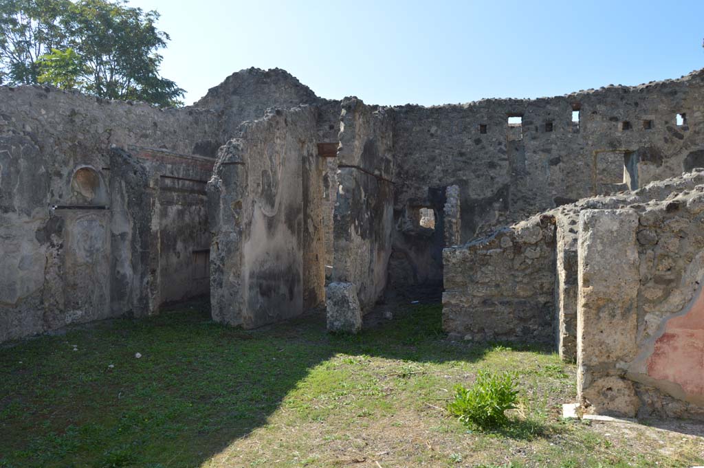 IX.8.b Pompeii. October 2017.
Looking south-west across atrium, towards niche in south wall, on left, doorway to cubiculum, entrance corridor and doorway to kitchen.
Foto Taylor Lauritsen, ERC Grant 681269 DÉCOR.