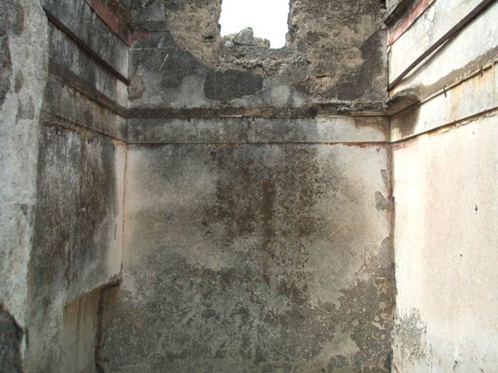 IX.8.b Pompeii. May 2005. West wall of cubiculum. The middle area of all the walls was IV style decoration on a white background, with bordered panels separated by two parallel red lines. The zoccolo (plinth) was also white.
