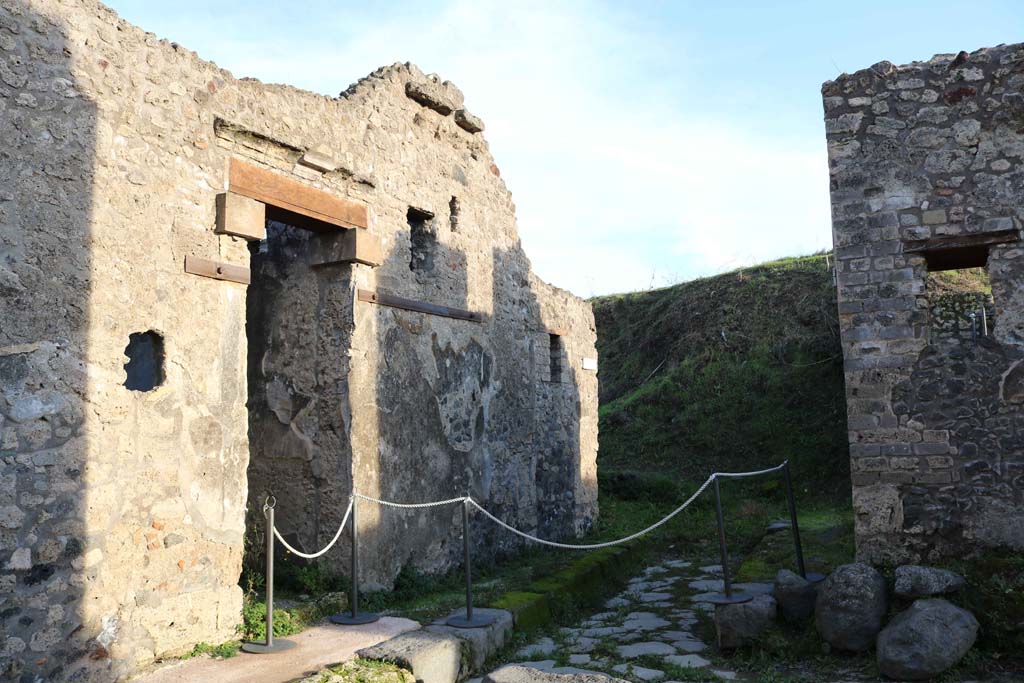 IX.8.b Pompeii and IX.8.c, on left, with IX.6.8, on right. December 2018.
Looking south into unexcavated area of Vicolo del Centenario. Photo courtesy of Aude Durand.
