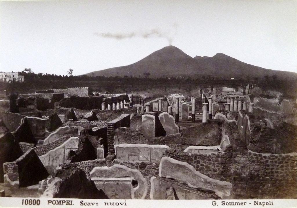 IX.8.c Pompeii. Looking north from IX.8.8/IX.8.c, towards rear of triclinium with nymphaeum and peristyle of IX.8.6.
Photograph No. 10800, by Giorgio Sommer, (1834-1914). Public domain, via Wikimedia Commons