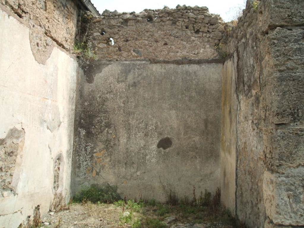 IX.8.c Pompeii. May 2005. Triclinium on east side of Peristyle. Looking east.
