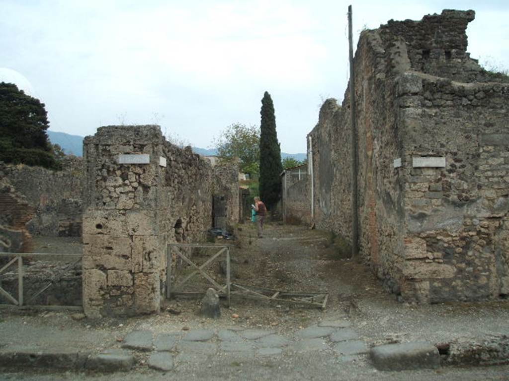 IX.9.1 Pompeii. May 2005. Roadway between looking south IX.8