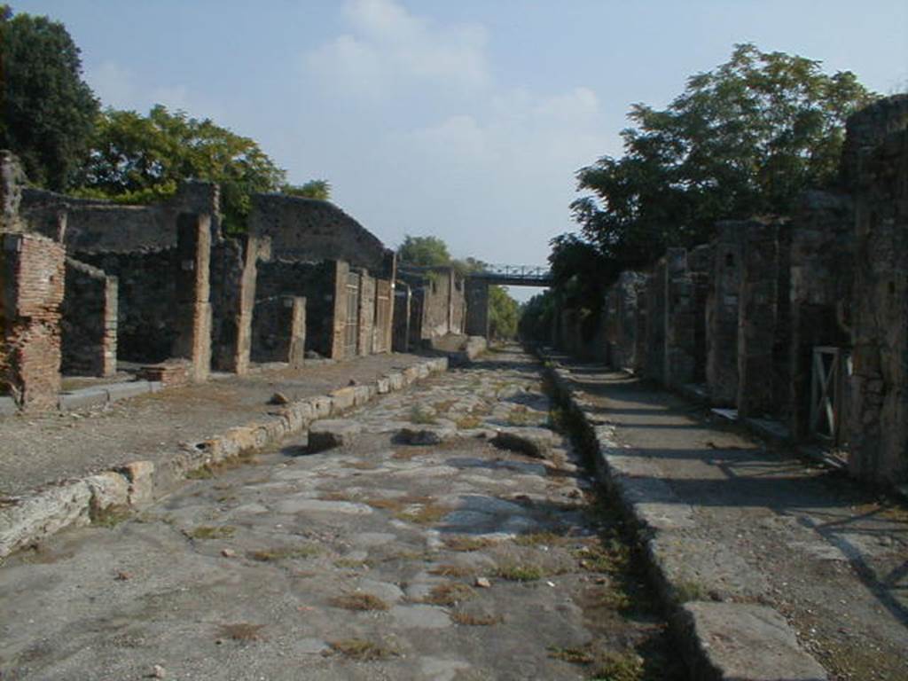 V.4 Pompeii. May 2005. Via di Nola looking east IX.9.2