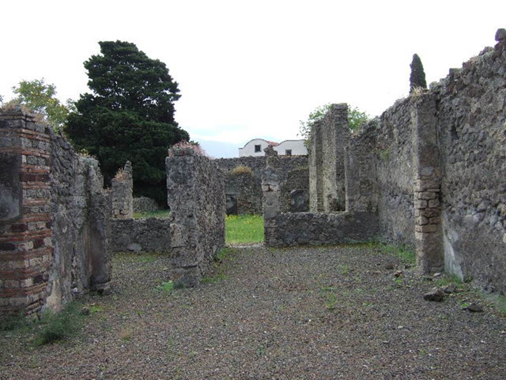 IX.9.4 Pompeii. May 2006. Looking south across atrium “b” with doorway to garden in centre, at rear of tablinum, room ‘f’.