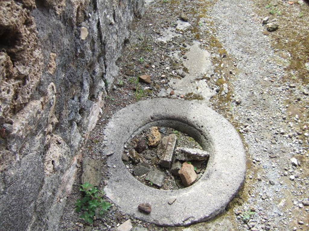 IX.9.6 Pompeii. May 2006. Cistern mouth in corridor leading to rear.
