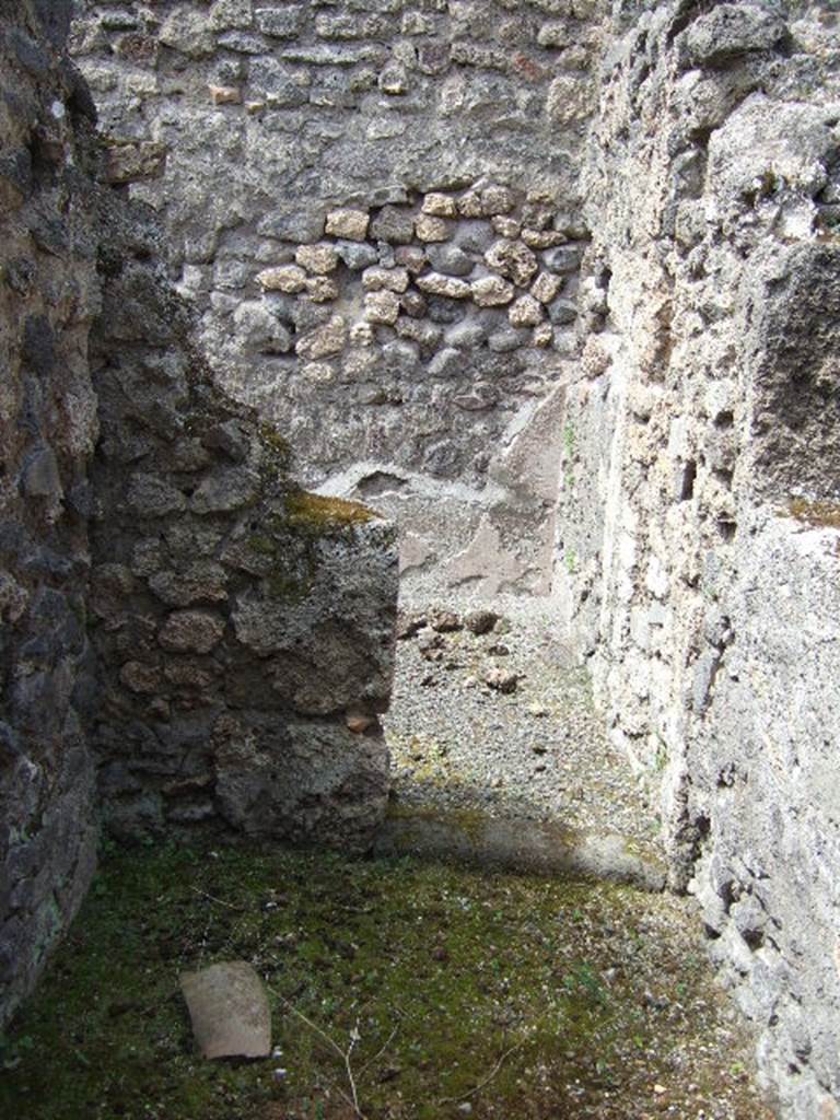 IX.9.6 Pompeii. May 2006. Looking west towards a small room, storeroom or latrine. Looking west in room at rear of the tablinum, which according to NdS, originally may have been a cubiculum. The window from the tablinum is on the right.
See Notizie degli Scavi, 1889, p.123.

