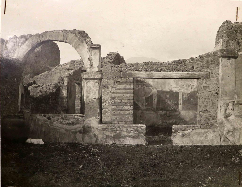IX.9.6 Pompeii.
Looking north from garden area towards masonry arch above portico. On the right the decorated north wall of the triclinium can be seen.
Archive photo C150, su concessione del Ministero della Cultura - Parco Archeologico di Pompei.
Photograph © Parco Archeologico di Pompei.