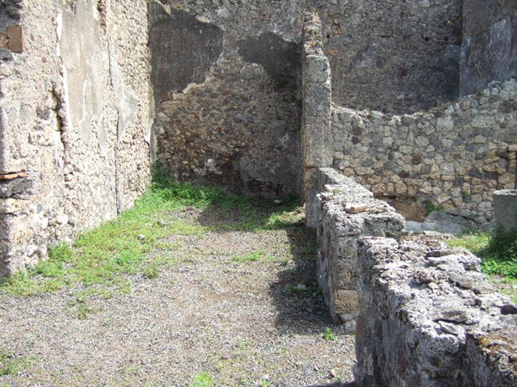 IX.9.6 Pompeii. May 2006. Looking east along portico, along garden wall. According to NdS, the portico had rustic walls with a tall black dado or plinth (zoccolo), which was not seen on all walls.
See Notizie degli Scavi, 1889, p.123.