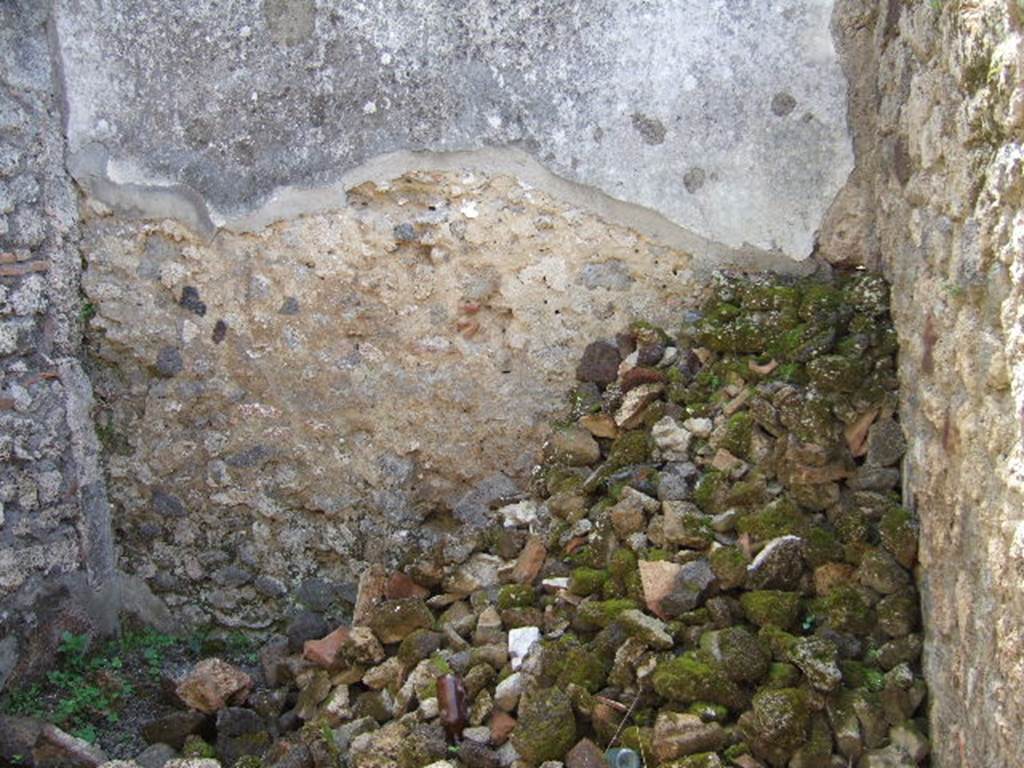 IX.9.6 Pompeii. May 2006. Room on south-east corner of portico, looking south. According to NdS, in this small room there was nothing much of note, other than a window onto the garden and some numbered graffiti on the south wall.
See Notizie degli Scavi, 1889, p.125