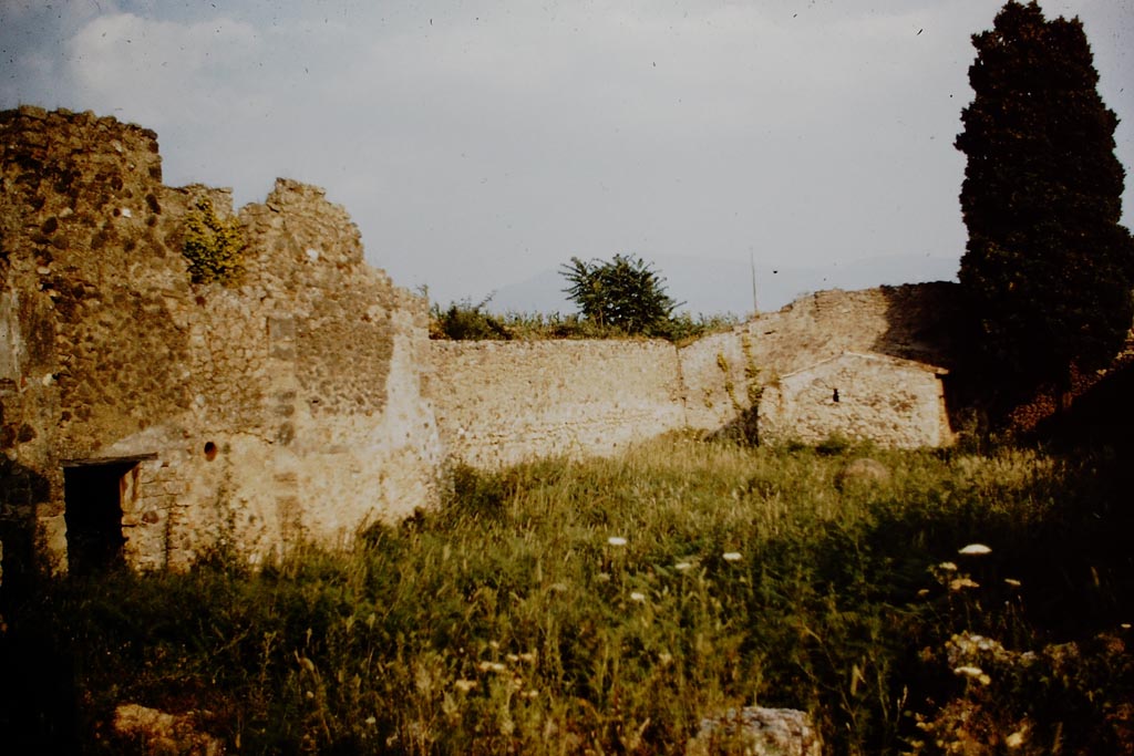 IX.9.6 Pompeii. 1961. Looking south-east across garden area. The doorway to the latrine is on the left. Photo by Stanley A. Jashemski.
Source: The Wilhelmina and Stanley A. Jashemski archive in the University of Maryland Library, Special Collections (See collection page) and made available under the Creative Commons Attribution-Non Commercial License v.4. See Licence and use details.
J61f0657