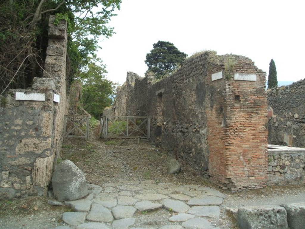IX.10 Pompeii. May 2005. Unnamed vicolo looking south. IX.9.9 and IX.9.8.