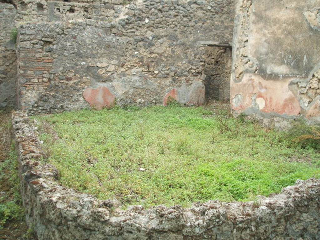 IX.9.13 Pompeii. May 2005. Room 6, Garden. Looking north west