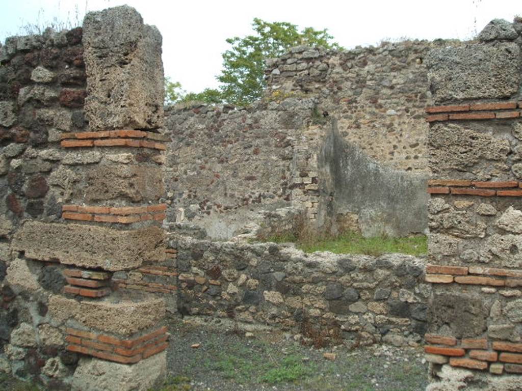 IX.9.a Pompeii. May 2005. Entrance doorway, looking east across room “f”, the peristyle.