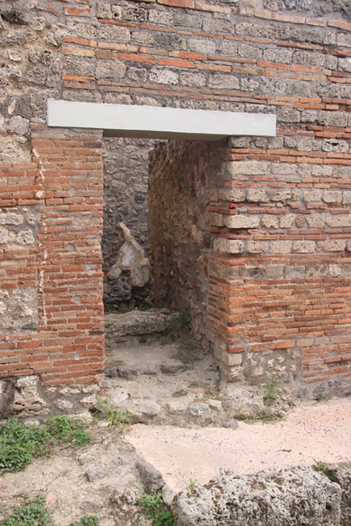 IX.9.b Pompeii. October 2023. Looking east to entrance doorway. Photo courtesy of Klaus Heese.