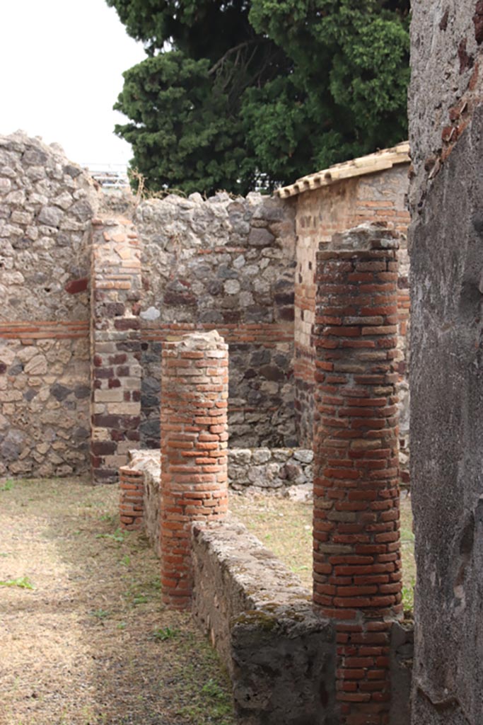 IX.9.c Pompeii. October 2023.
Detail of columns on north portico of garden area. Photo courtesy of Klaus Heese.