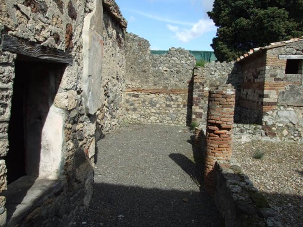 IX.9.c Pompeii. March 2009. Looking east along the North Portico.