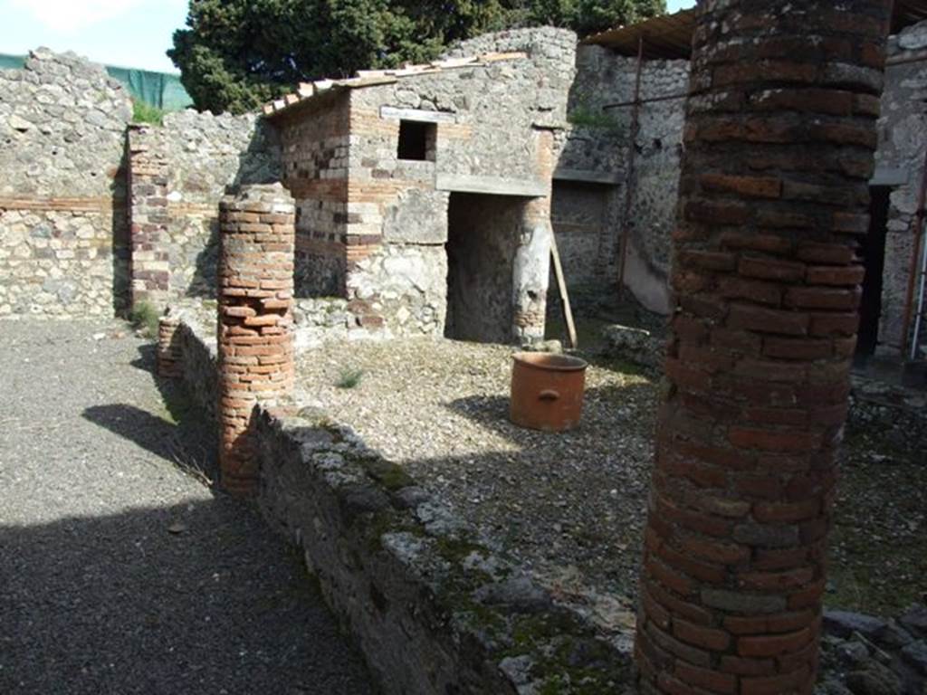 IX.9.c Pompeii. March 2009. Looking across the peristyle.