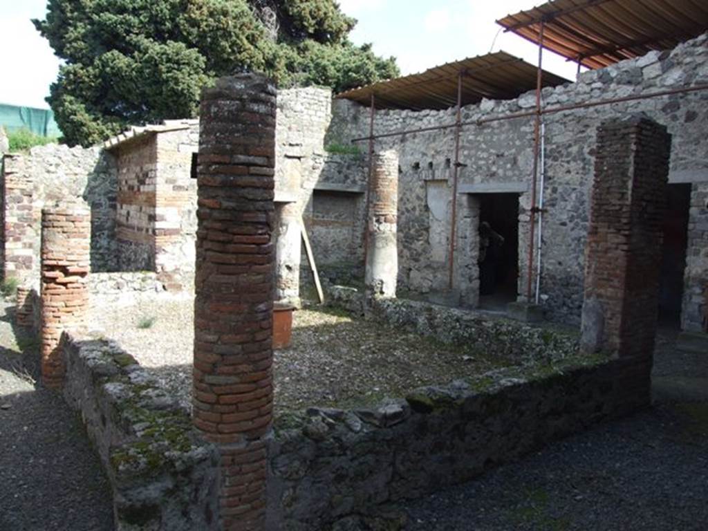 IX.9.c Pompeii. March 2009. Looking across the peristyle, which was enclosed by a Portico on four sides, and a low wall.