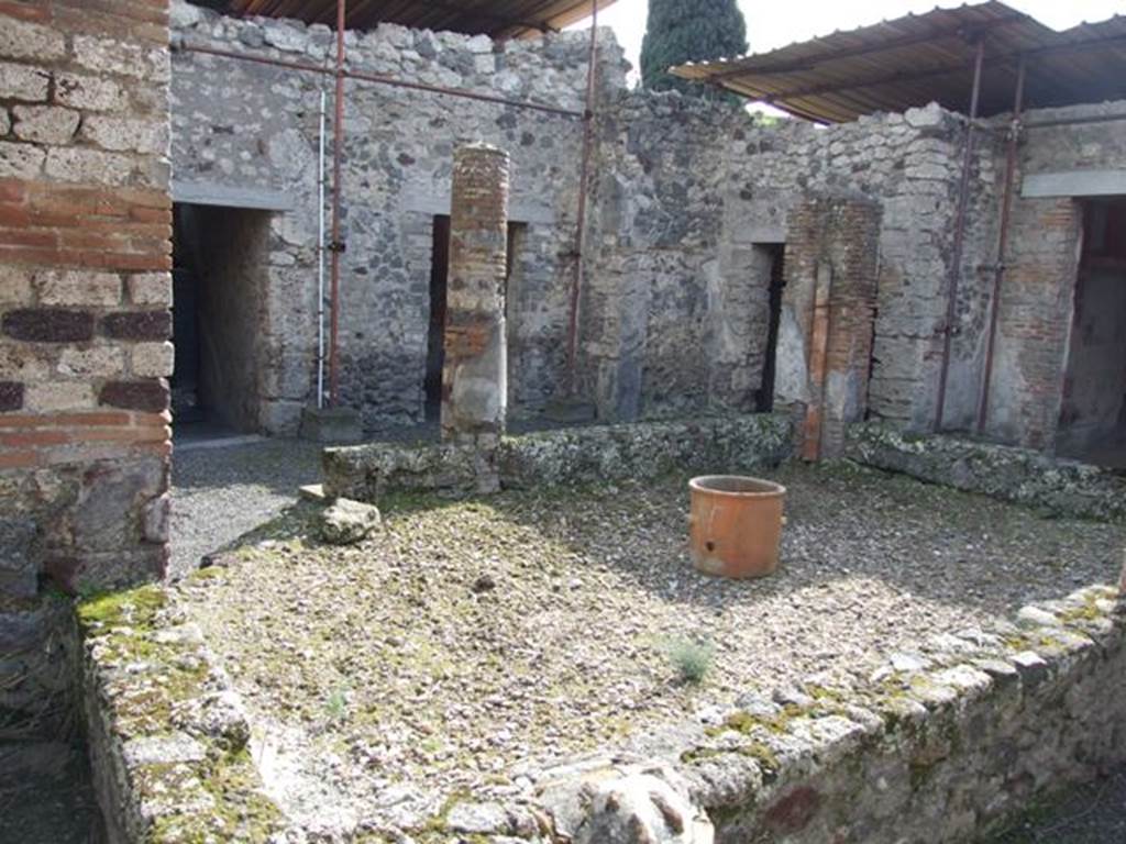 IX.9.c Pompeii. March 2009. Looking south west across Peristyle.