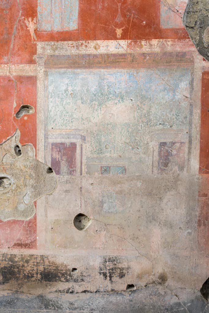 IX.9.c Pompeii. March 2023.
Central panel on south wall of triclinium, detail of architectural painting with figures.
Photo courtesy of Johannes Eber.