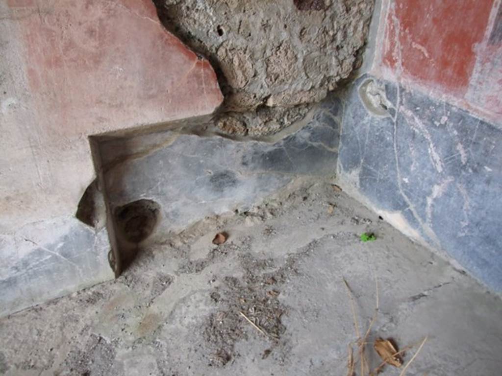 IX.9.c Pompeii. March 2009. Recess in south west corner of Triclinium.