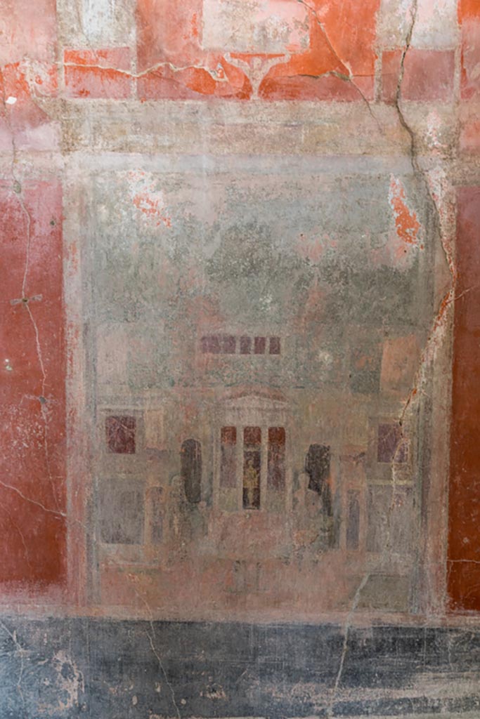 IX.9.c Pompeii. March 2023.
Architectural painting from centre of west wall of triclinium, with figures and statue of a divinity.
Photo courtesy of Johannes Eber.
