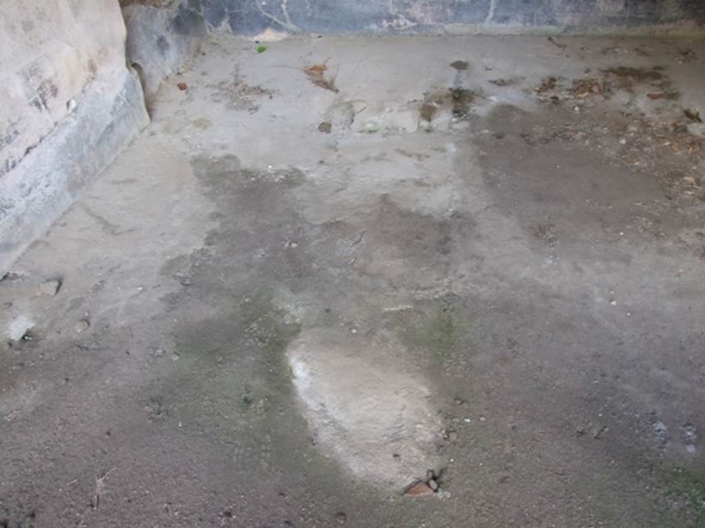 IX.9.c Pompeii. March 2009. Triclinium floor, originally made from cocciopesto with star decoration in white tesserae. According to NdS, near the recess for the bed in the south wall, the place of the table was indicated in the floor by a geometric design of white stones.
When excavated, a design of a phallus made from white stones could also be seen in the same place nearby.
See Notizie degli Scavi, 1889, p.129.