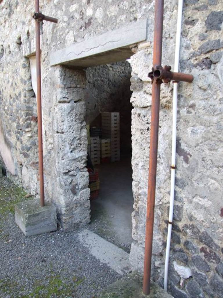 IX.9.c Pompeii. March 2009. Doorway to Triclinium.