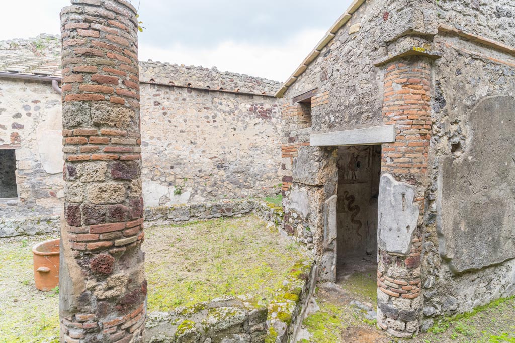 IX.9.c Pompeii. March 2023.
Looking north towards doorway to kitchen from south-east corner of peristyle/garden. Photo courtesy of Johannes Eber.