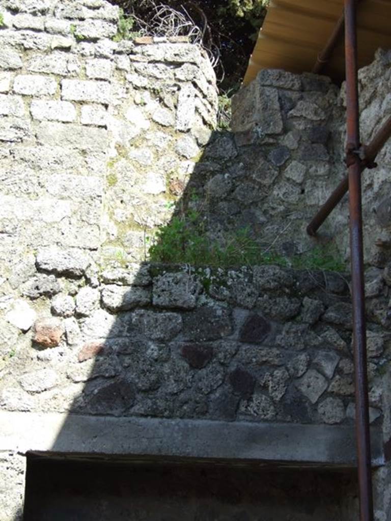 IX.9.c Pompeii. March 2009. South East corner of Portico area. Upper East wall.