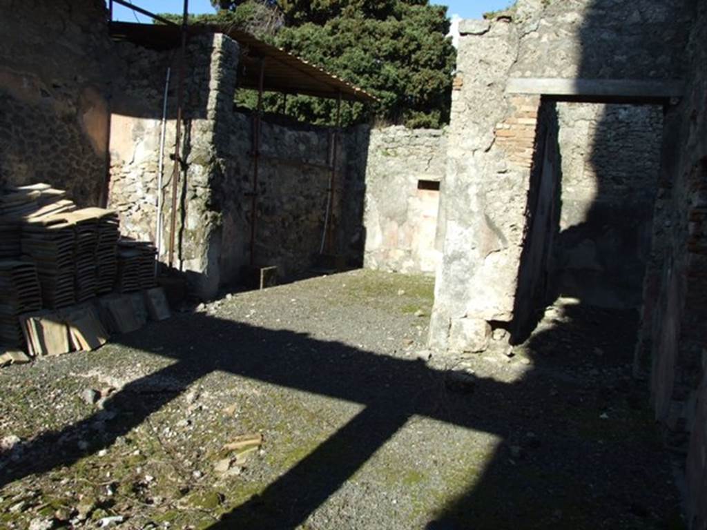 IX.9.d Pompeii. March 2009. Looking north-east across atrium b, towards room f, tablinum.