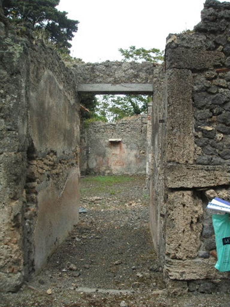 IX.9.d Pompeii. May 2005. Entrance doorway, looking east through fauces a towards atrium b. According to NdS, when found the entrance corridor did not offer anything notable. The floor was of crushed brick (mattone pesto) spread with small pieces of coloured marble, the walls were painted red.
See Notizie degli Scavi, 1889, p.130