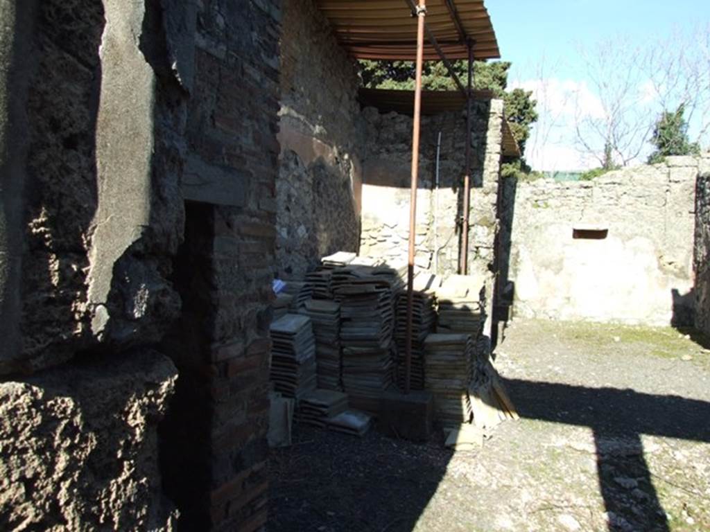 IX.9.d Pompeii. March 2009. Looking east along north side of atrium b.
According to NdS, on the west side of the atrium and precisely on the wall of the small room d, two gladiators in combat (0.36 high) were painted on a layer of plaster:
Another pair were painted slightly higher above, but now few traces remained.
Below them, in charcoal, many vertical lines were drawn and the number ‘X’ repeated many times.
Another gladiator (0.76 high), completely armed and in the attitude of fighting, was painted on the black background of the north wall.
See Notizie degli Scavi, 1889, p.130