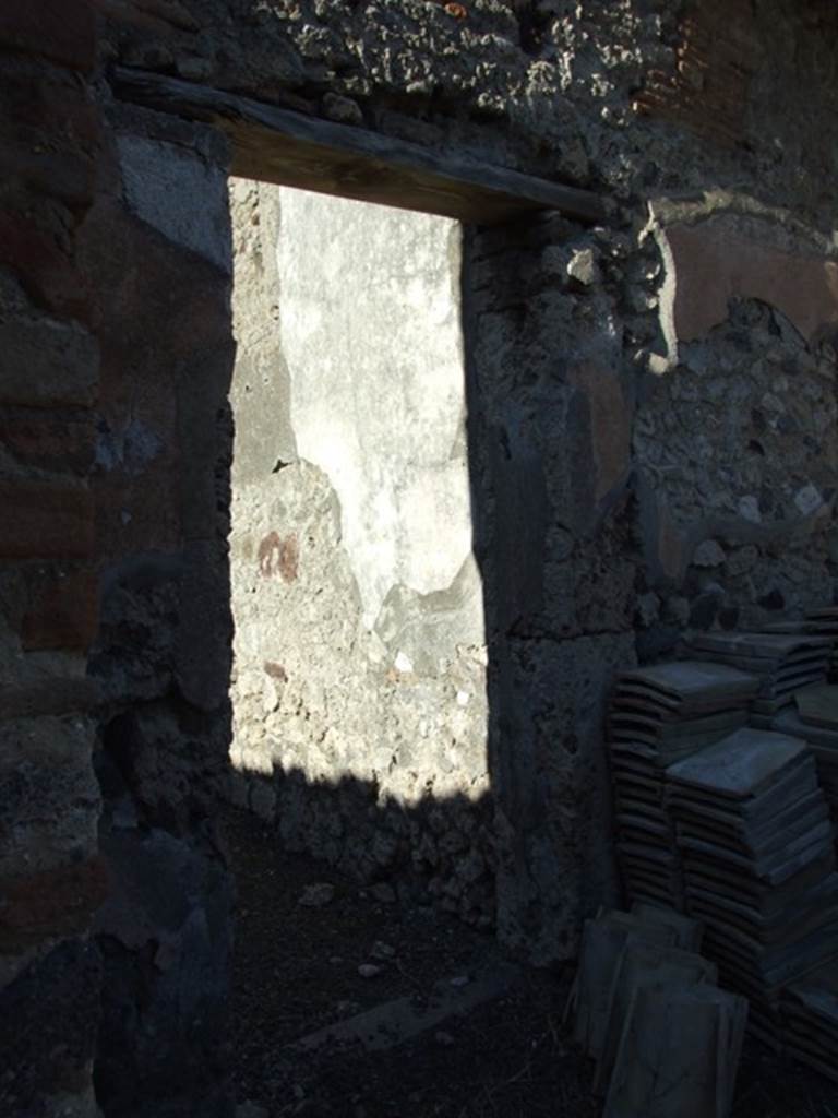 IX.9.d Pompeii. March 2009. Doorway to Room e. Triclinium.