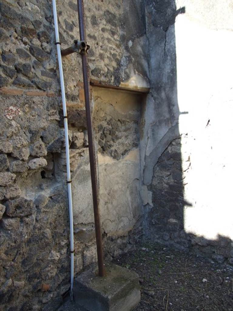 IX.9.d Pompeii. March 2009. Room e. Triclinium. Recess in north east corner.