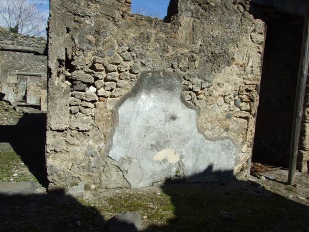 IX.9.e Pompeii. March 2009.  Plaster on front exterior wall, on south side from entrance doorway. Exterior plastered and painted street wall between IX.9.e and IX.9.f.  Found painted between IX.9.e and f, were �
Celer      [CIL IV 3806]
Celer      [CIL IV 3812]
See Della Corte, M., 1965.  Case ed Abitanti di Pompei. Napoli: Fausto Fiorentino. (p.166)
