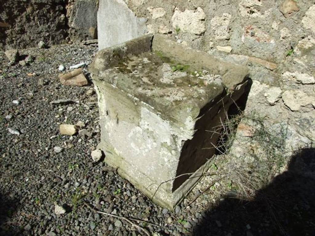 IX.9.e Pompeii. March 2009. Room 16. Altar in Light-yard