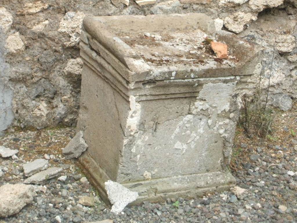 IX.9.e Pompeii. May 2005. Room 16, Altar in Light-yard