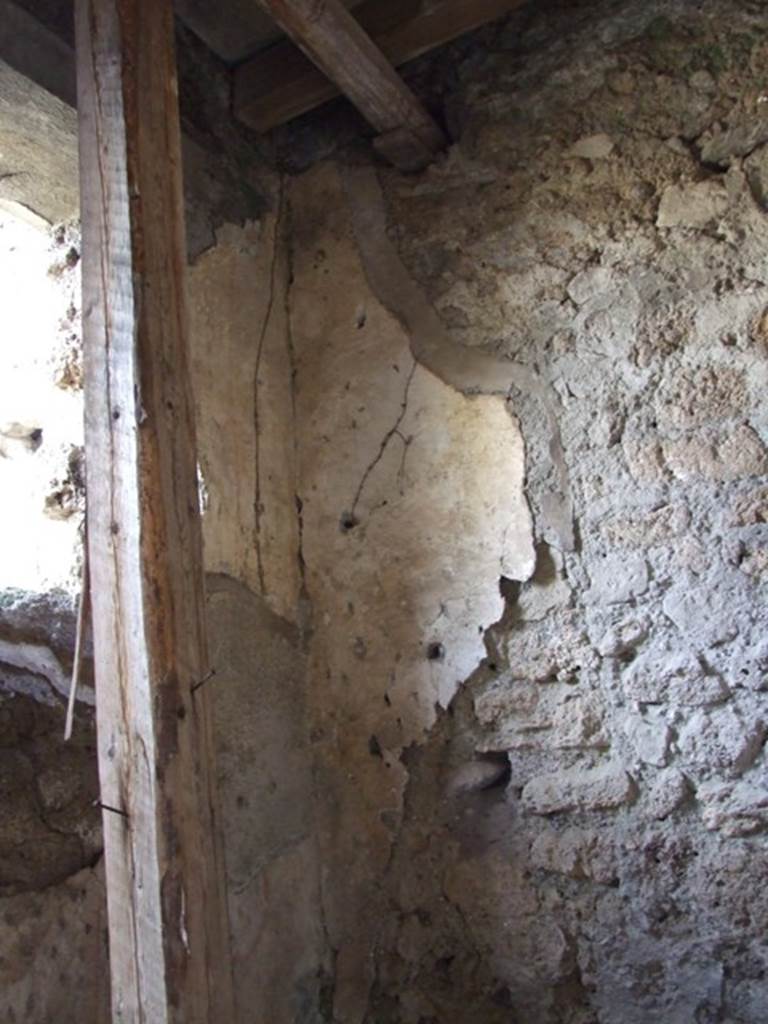 IX.9.f Pompeii. March 2009. Upper south-east corner of cubiculum, with window to atrium.