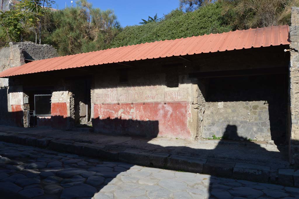 IX.11.2-4 Pompeii. October 2017. Looking north-east towards entrance doorway on Via dell’Abbondanza.
Foto Taylor Lauritsen, ERC Grant 681269 DÉCOR.