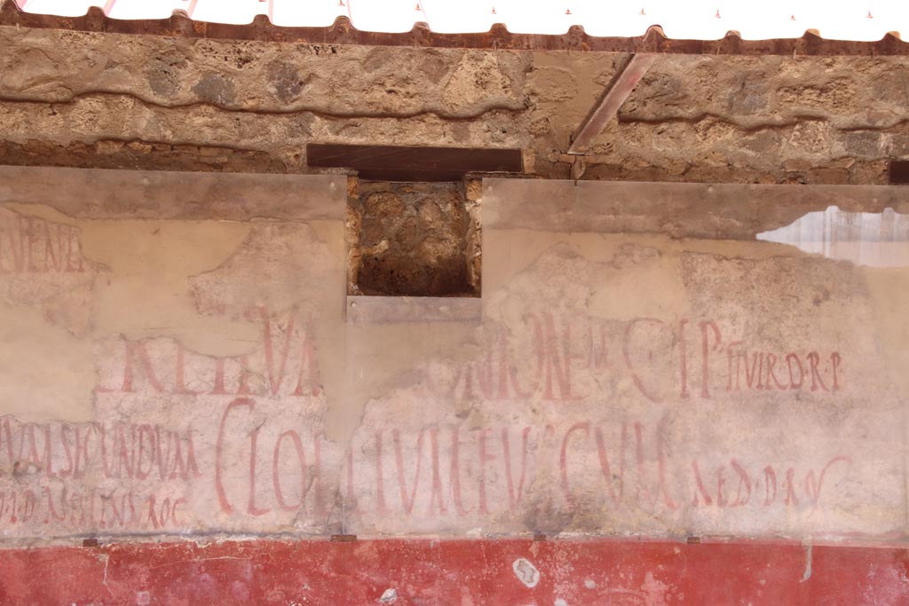 IX.11.3 and IX.11.4 Pompeii. May 2024. Detail of Graffiti between entrances 3 and 4. Photo courtesy of Klaus Heese.