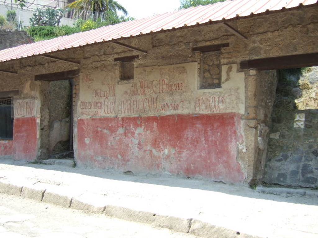 IX.11.3 and IX.11.4 Graffiti Pompeii. May 2005. Painted graffiti between entrances.